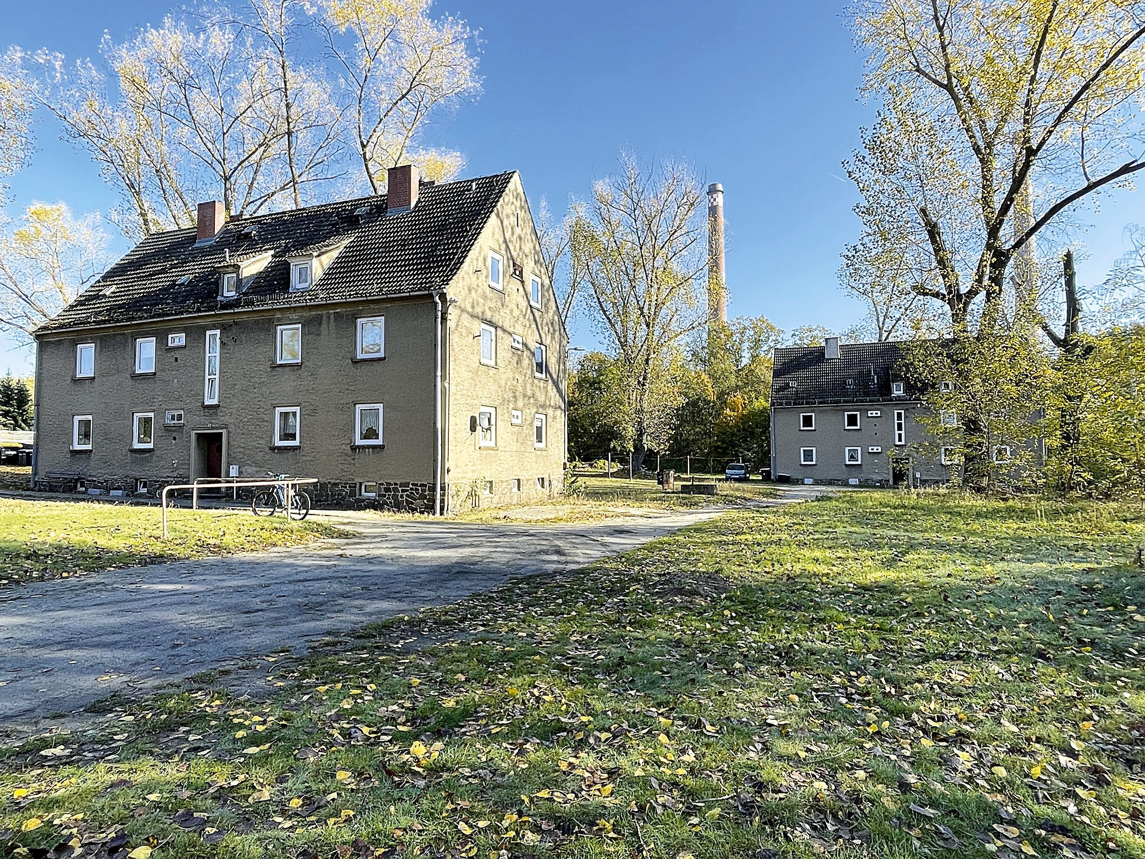 Mehrfamilienhaus zur Versteigerung als Kapitalanlage geeignet 299.000 € 40 Zimmer 969 m²<br/>Wohnfläche 14.403 m²<br/>Grundstück Nordstraße 5, 6, 7, 8 Plessa Plessa 04928