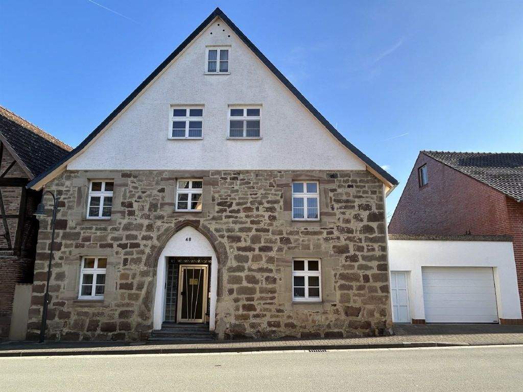 Immobilie in Volkmarsen - Charmantes Wohnhaus mit Garage und Garten in zentraler Lage von Volkmarsen - Bild 1