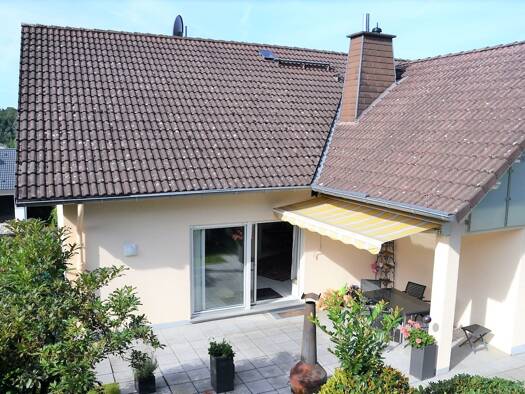 Einfamilienhaus zur Miete 2.850 € 7 Zimmer 250 m² 615 m² Grundstück frei ab 01.10.2025 Vockenhausen Eppstein 65817
