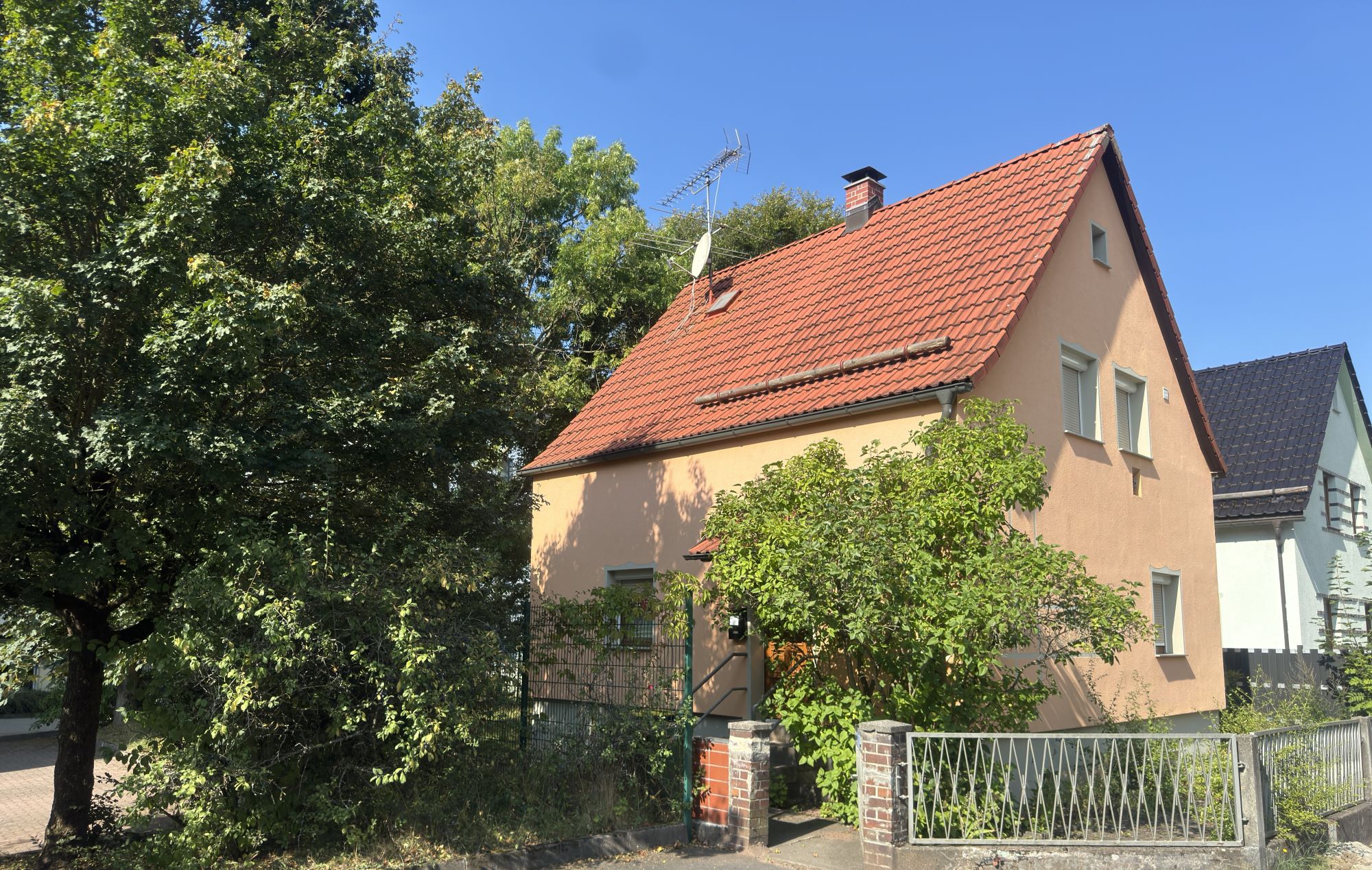 Haus zum Kauf 79.000 € 4 Zimmer 76 m²<br/>Wohnfläche 274 m²<br/>Grundstück Wahlbezirk 62 Suhl 98527