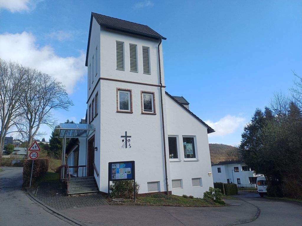 Immobilie in Wiehl - Wiehl-Weiershagen: 374m² im Kirchen-/Gemeindehaus mit separater Wohnung, Garten, Garage, 3 Küchen - Bild 2