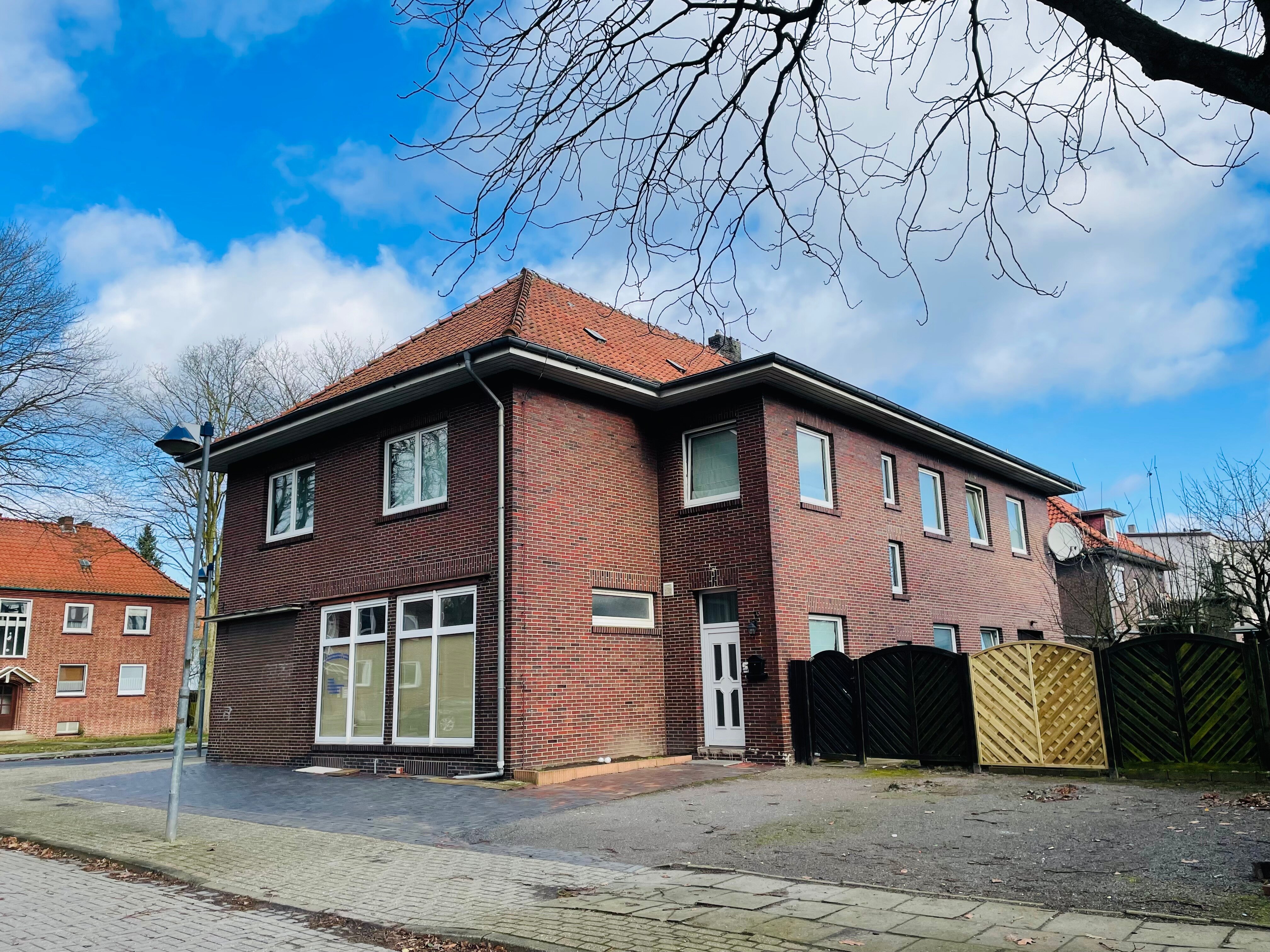 Mehrfamilienhaus zum Kauf als Kapitalanlage geeignet 349.000 € 8 Zimmer 370 m²<br/>Wohnfläche 821 m²<br/>Grundstück Am Markt 6 Einswarden Nordenham 26954