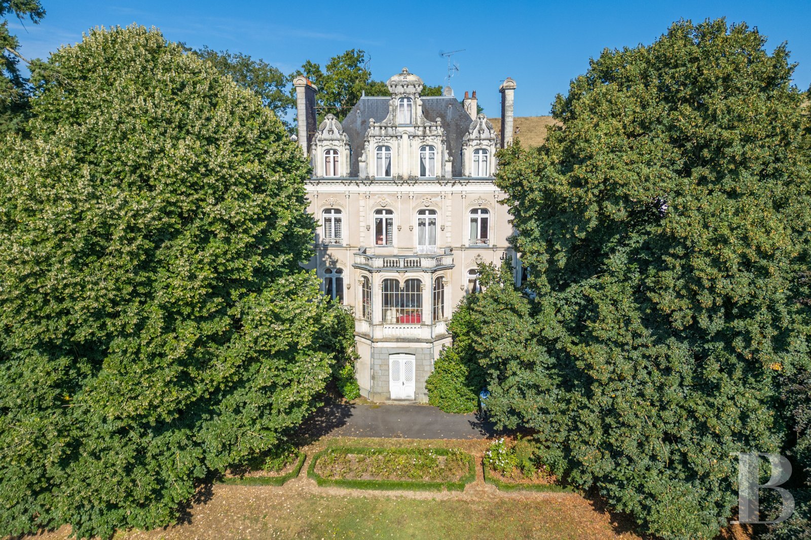 Schloss zum Kauf 1.200.000 € 10 Zimmer 394 m²<br/>Wohnfläche 5.544 m²<br/>Grundstück Laval 53000