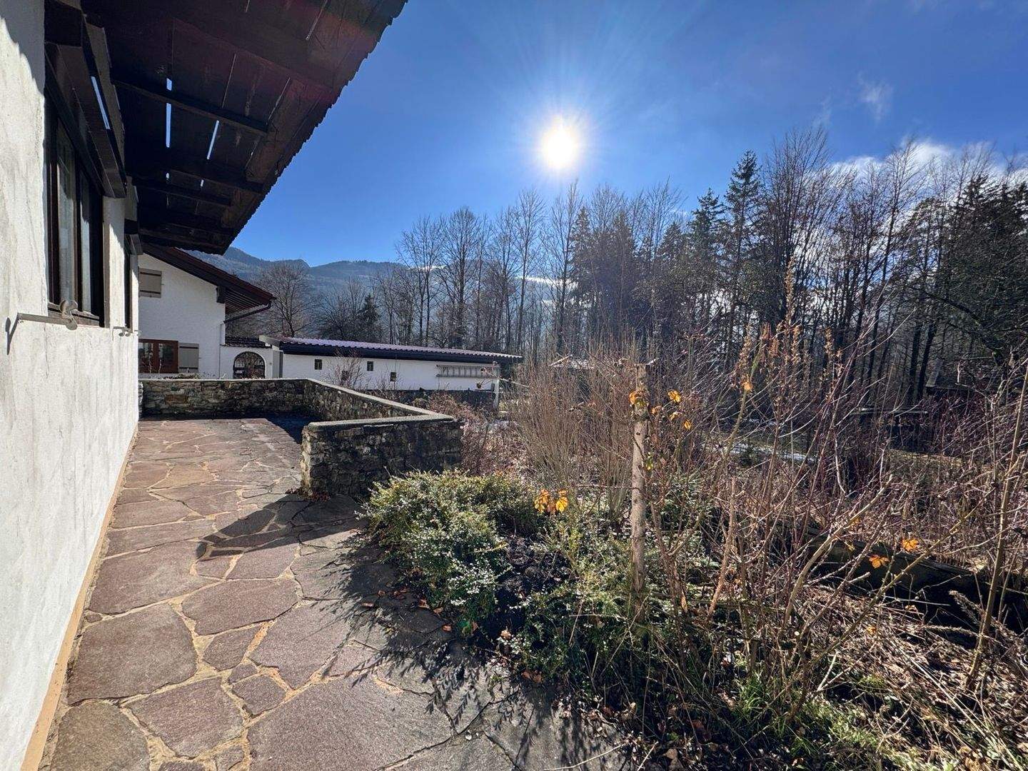 Immobilie in Schleching - Älteres EFH mit Einliegerwohnung und großem Südgarten zum ruhigen Naturrand - Bild 4