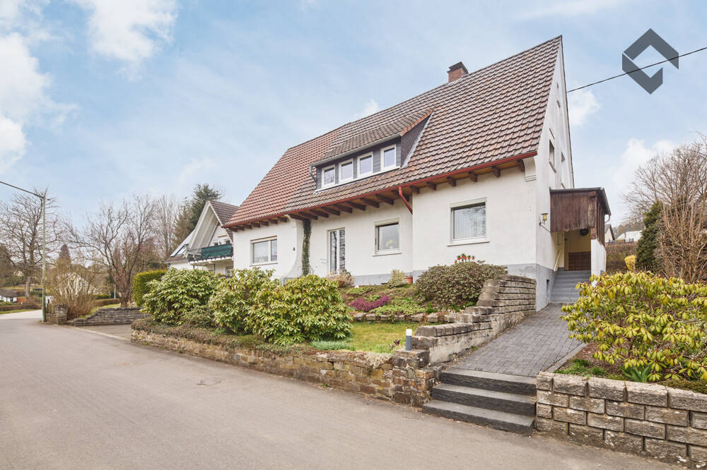 Immobilie in Kirchhundem - Heute einziehen, morgen gestalten: Zweifamilienhaus mit großzügigem Garten - Bild 0