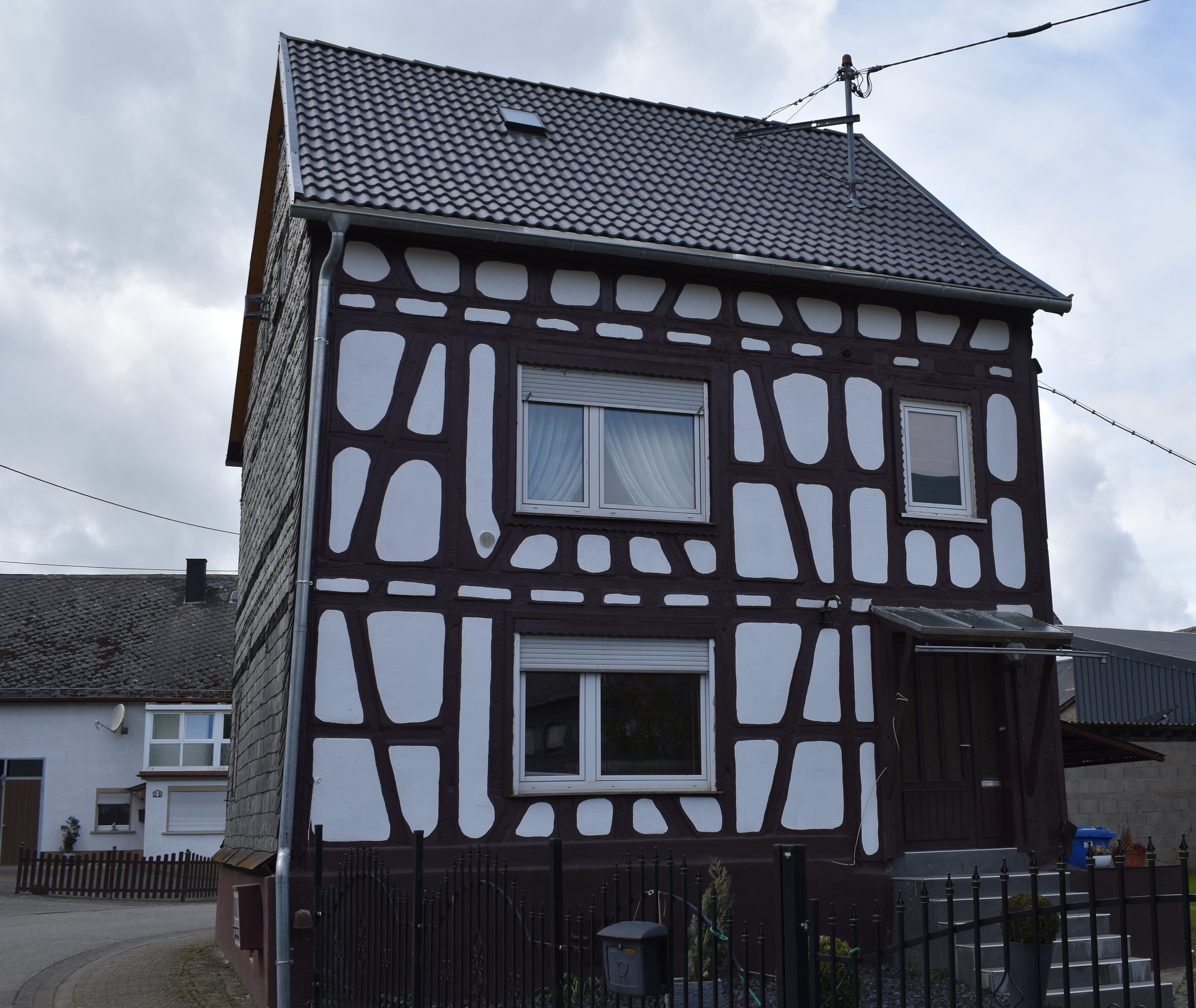 Einfamilienhaus zum Kauf 149.000 € 6 Zimmer 134,9 m²<br/>Wohnfläche 1.578 m²<br/>Grundstück ab sofort<br/>Verfügbarkeit Dorfstr. 30 Belg 56858