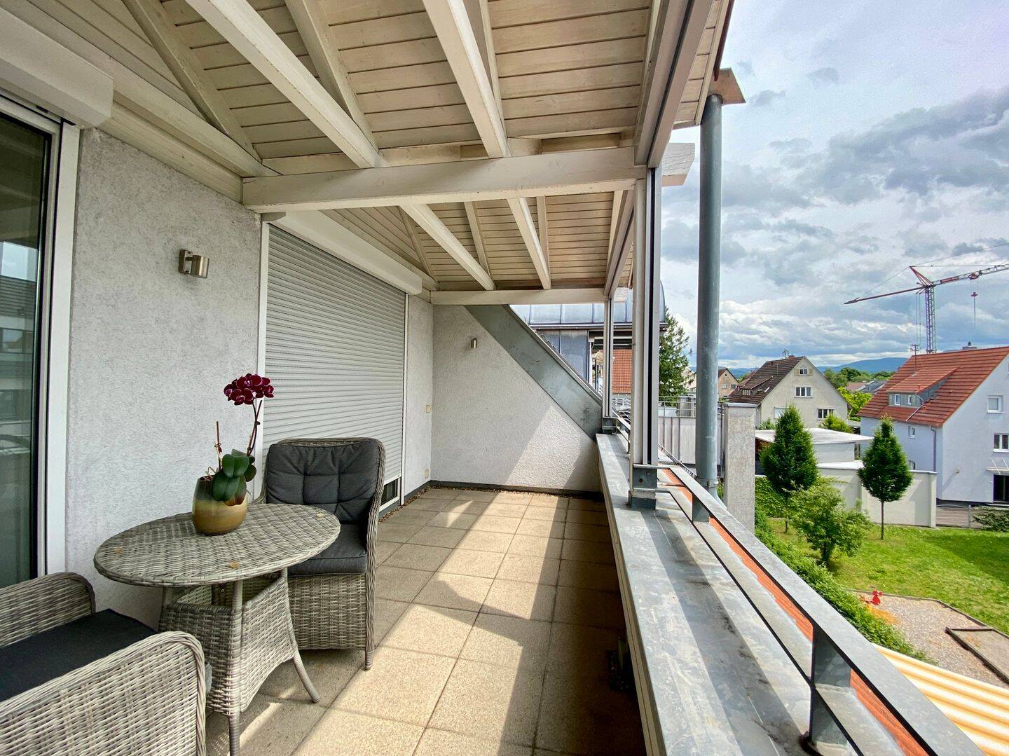Sonnige Dachgeschosswohnung in begehrter Wohnlage  - zwei Bäder, Aufzug & TG-Stellplatz