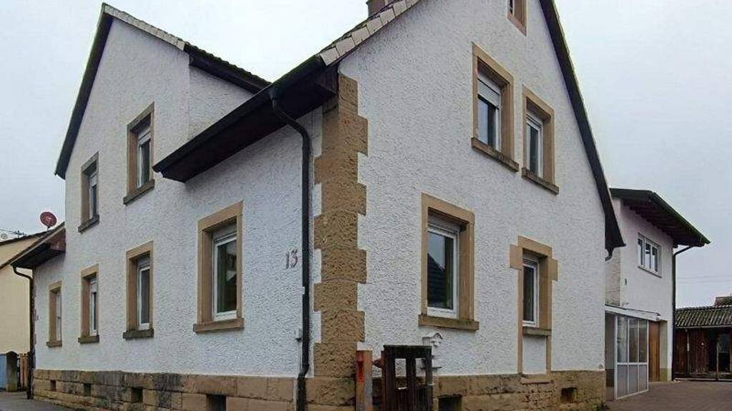 Doppelhaushälfte zum Kauf 299.500 € 5 Zimmer 152,7 m² 350 m² Grundstück Neue Bahnhofstrasse 13 Sulzfeld 75056