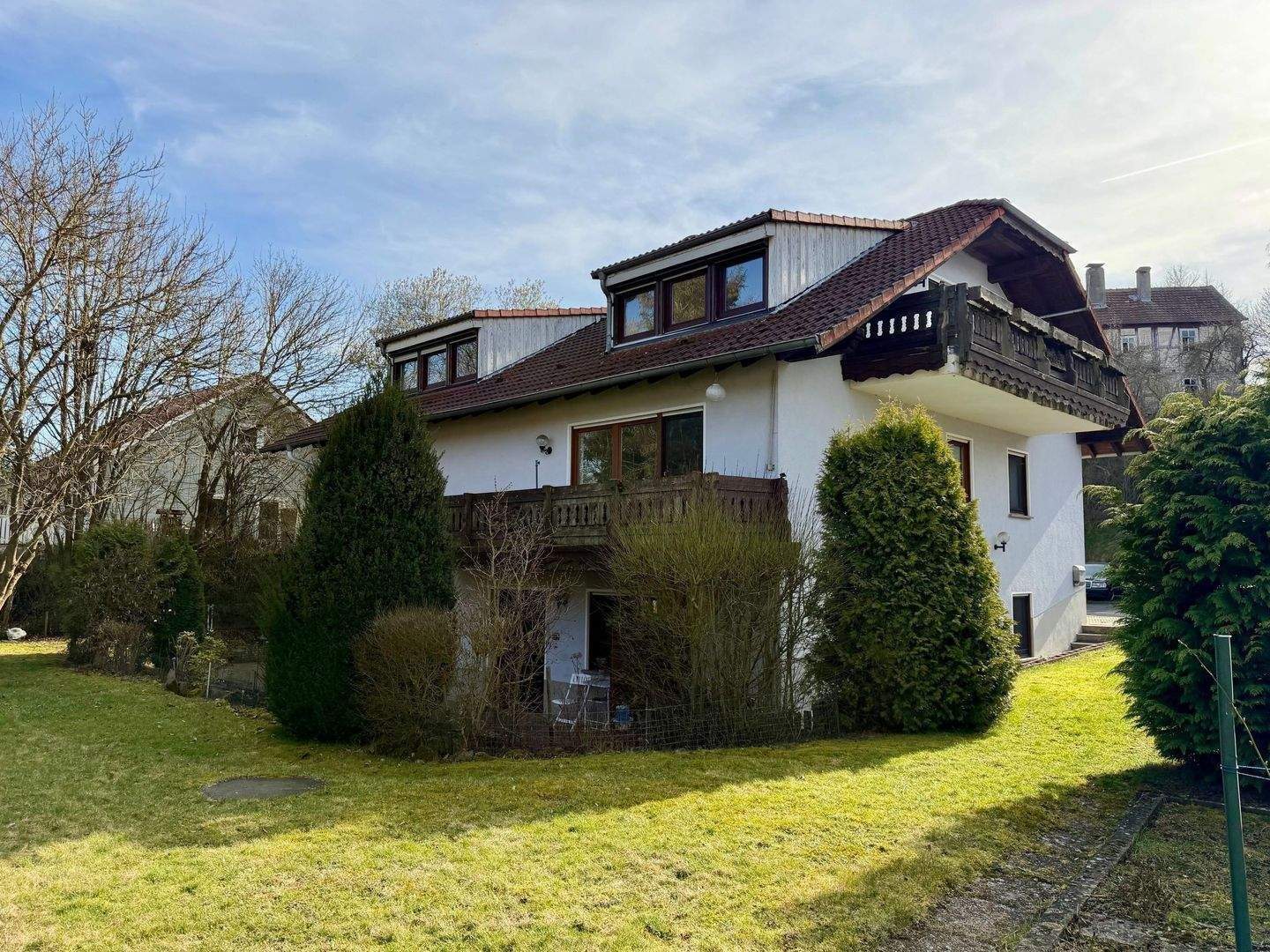 Immobilie in Großenlüder - Großzügiges Dreifamilienhaus,  ideal für Mehrgenerationen oder Kapitalanleger - Bild 2