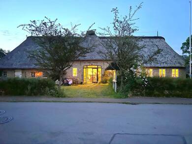 Mehrfamilienhaus zum Kauf als Kapitalanlage geeignet 1.170.000 € 14 Zimmer 326 m² 1.745 m² Grundstück Süderstapel Süderstapel 25879