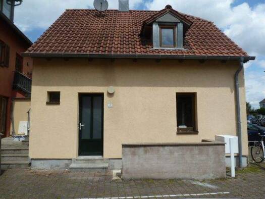 Einfamilienhaus zum Kauf 199.500 € 3 Zimmer 85 m² frei ab sofort Industriestr. 3 Bergtheim 97241