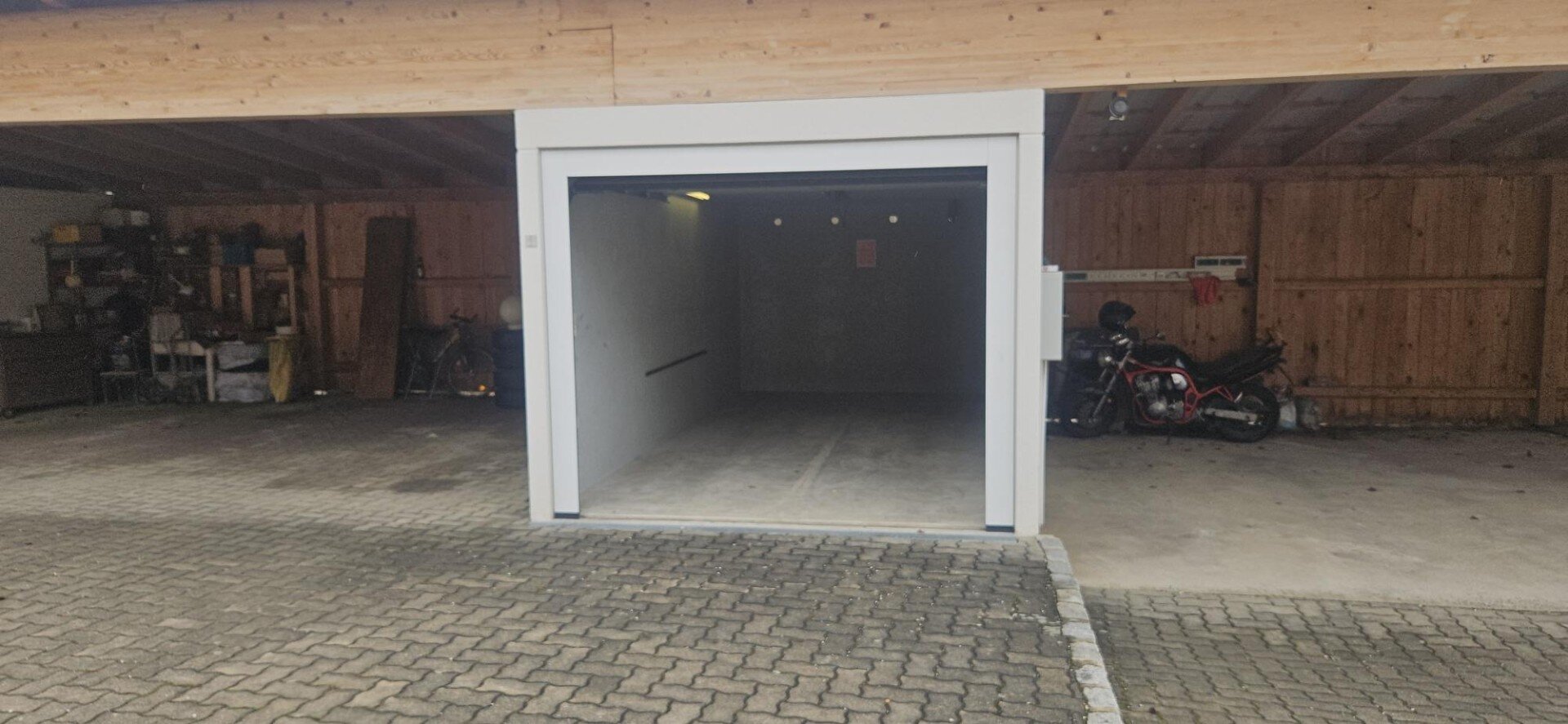 Garage zur Miete 83,33 € Thening 4062