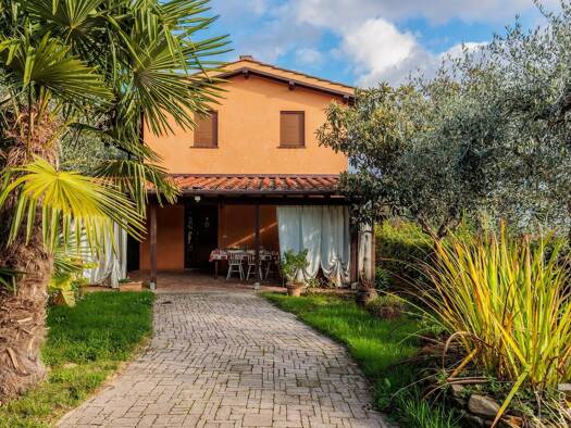 Haus zum Kauf 300.000 € 2 Zimmer 96 m² 2.080 m² Grundstück frei ab sofort Pescia 51017