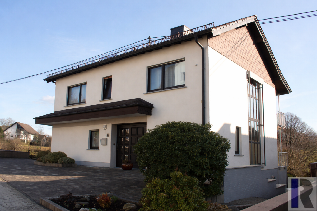 Immobilie in Hümmerich - Wohnen im Grünen - Einfamilienhaus mit großem Garten, Obstbäumen und Bachlauf - Bild 2