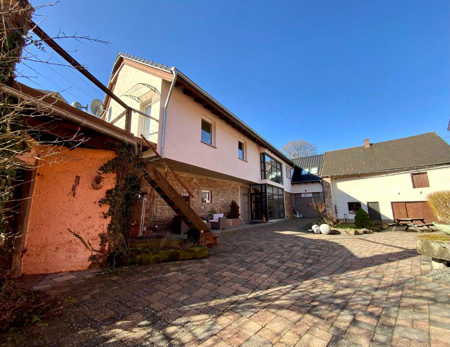 Immobilie in Birresborn - Kleinod - große ehemalige Hofstelle mit Innenhof aus dem 17. Jhd., wovon die Scheune komplett saniert und in 2 Luxus-Ferienhäuser umgebaut wurde. Sepa - Bild 3