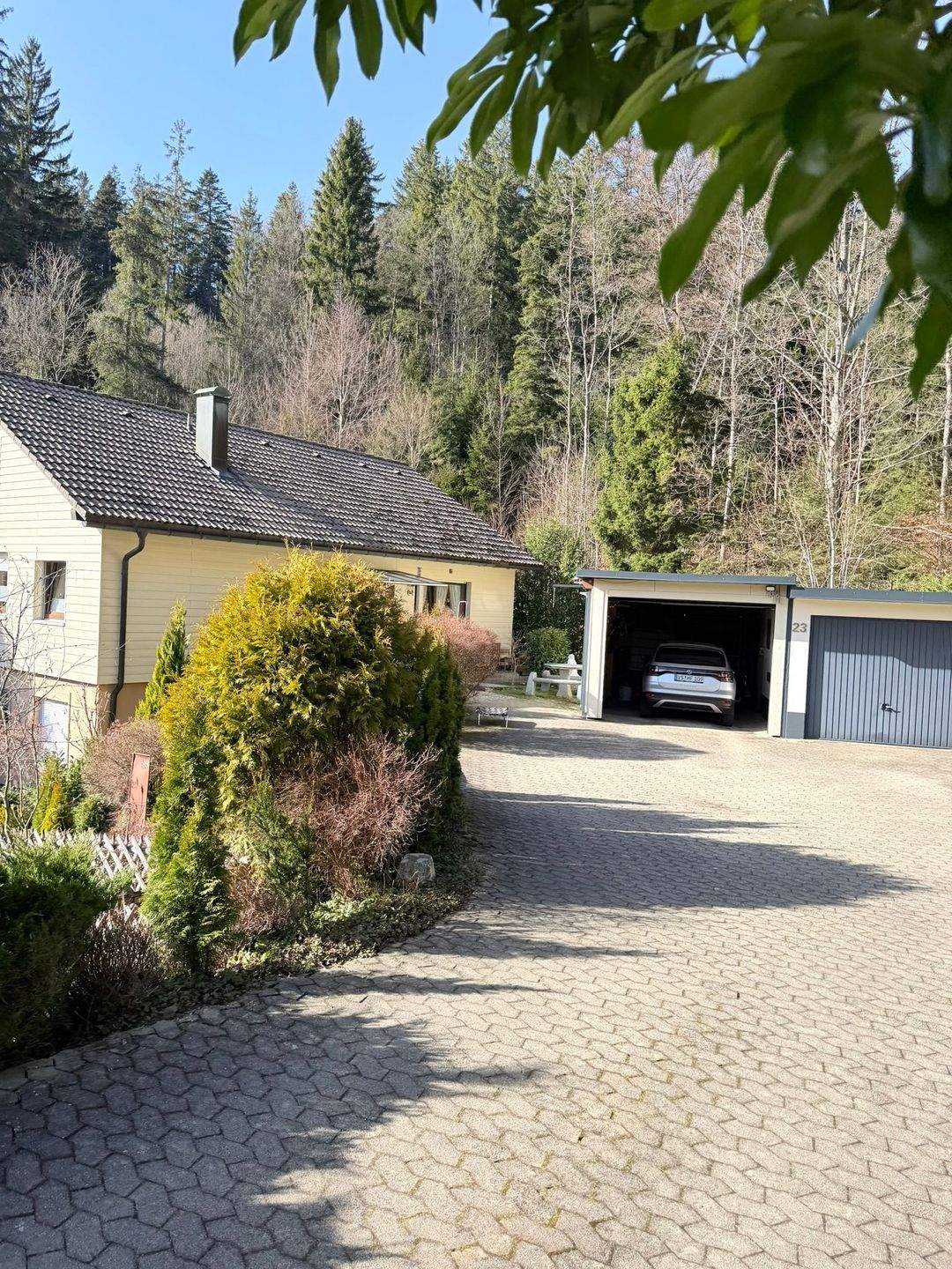 Immobilie in Schonach im Schwarzwald - Leben wo andere Urlaub machen: Haus mit viel Platz in traumhafter Lage. - Bild 1