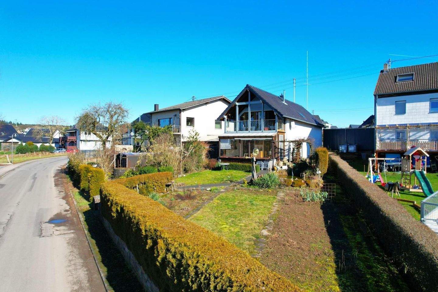 Immobilie in Berndorf - Ruhig gelegenes Wohnhaus mit Carport, Wintergarten, überdachtem Balkon und Garten in Berndorf - Bild 3