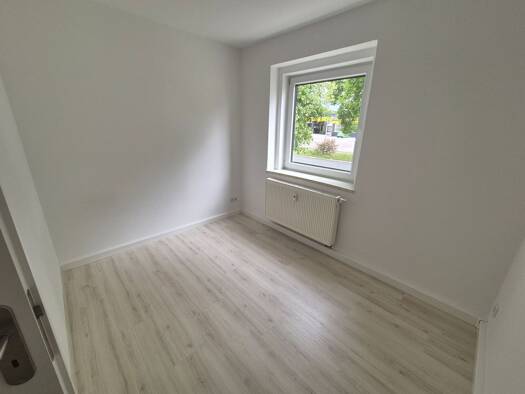 Wohnung zur Miete 337 € 3 Zimmer 56,2 m² EG frei ab sofort Auestraße 112 Glauchau 08371