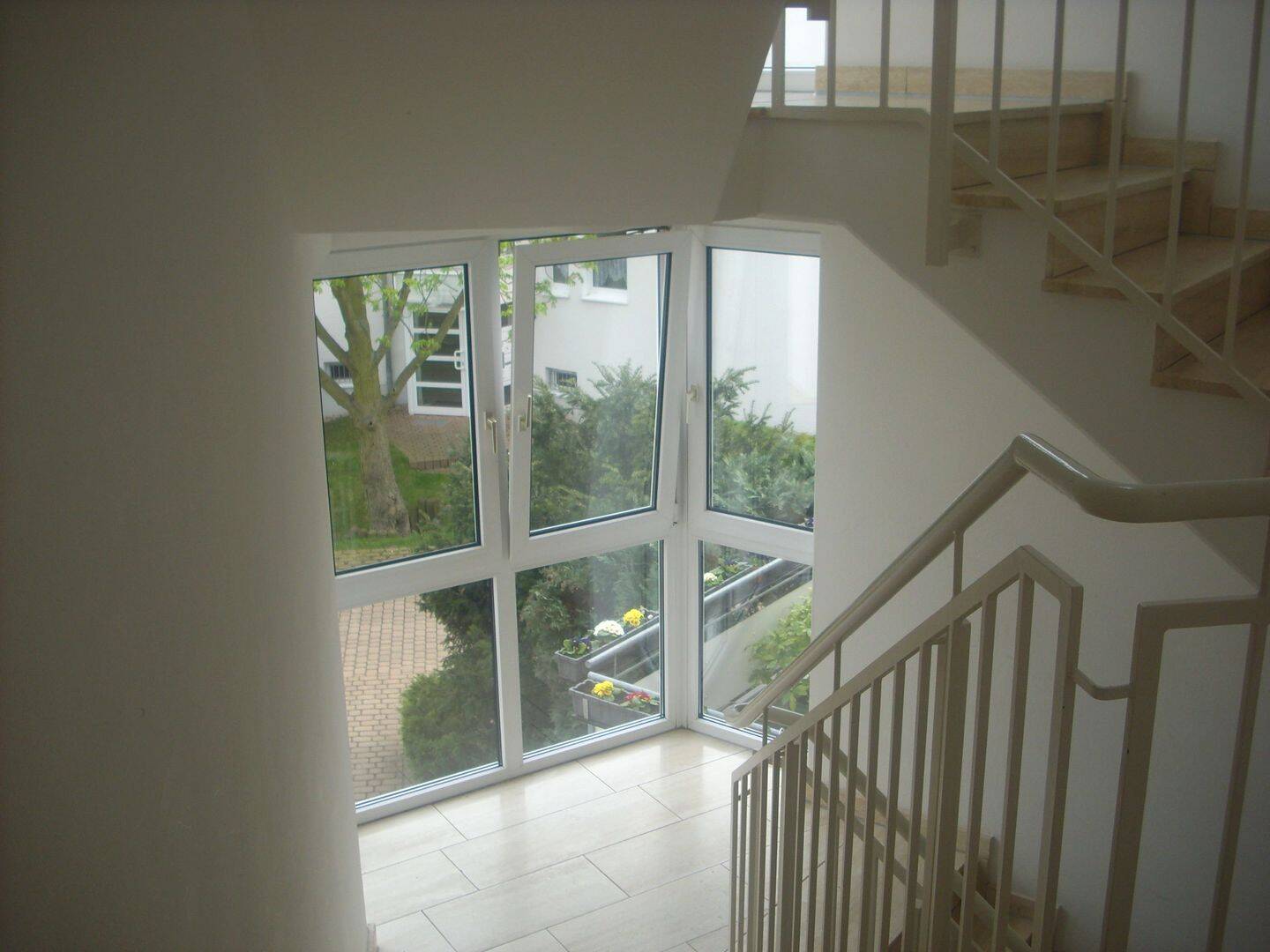 Immobilie in Leipzig - Gepflegte großzügige 3-Raum-Wohnung im 1. OG mit Einzelgarage - langjährig vermietet - Bild 1