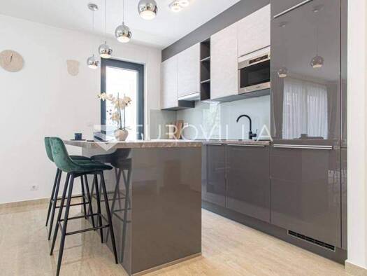 Studio zur Miete 900 € 1 Zimmer 58 m² Znjan Znjan - Stobrec 21000