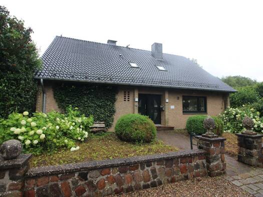 Mehrfamilienhaus zum Kauf 377.000 € 7 Zimmer 264,9 m² 1.530 m² Grundstück Bergenhusen 24861