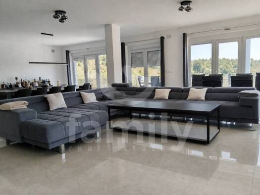 Haus zum Kauf 9 Zimmer 900 m² Brinje
