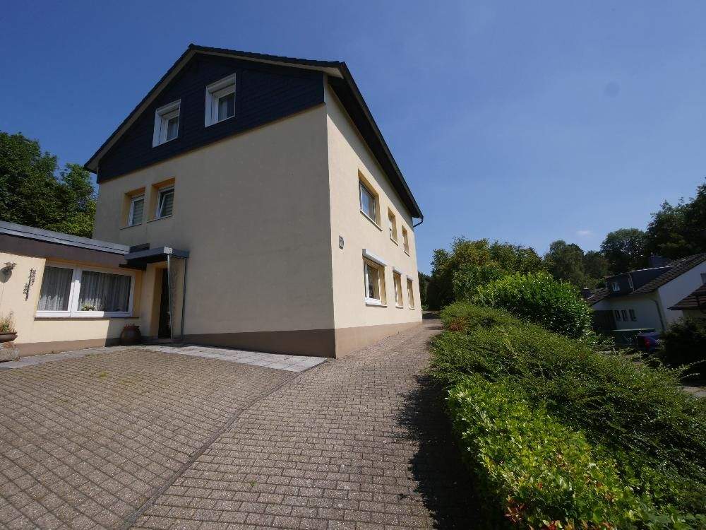 Immobilie in Haan - Sehr vielseitig nutzbares Dreifamilienhaus auf großem Grundstück in grüner Stadtrandlage von Haan - Bild 2