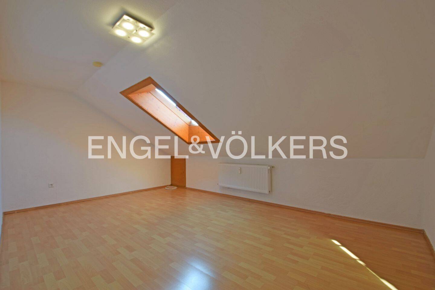 Immobilie in Erlenbach am Main - Großzügiges Wohnen mit Zusatzfläche unterm Dach - viel Raum für Familie & Ideen - Bild 3