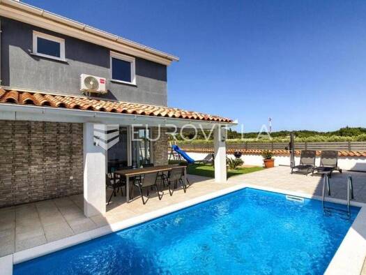 Haus zur Miete 1.800 € 2 Zimmer 114 m² Sisan Liznjan