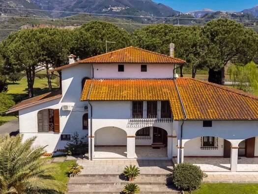 Haus zum Kauf 2.400.000 € 600 m² Pietrasanta 55045