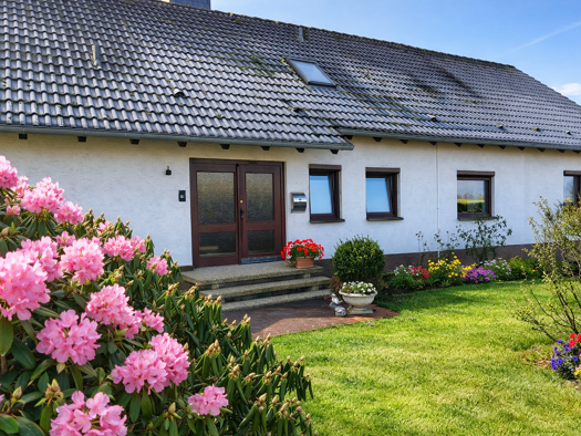 Haus zum Kauf 495.000 € 9 Zimmer 250 m² 926 m² Grundstück frei ab 01.05.2026 Simmershausen Fuldatal 34233