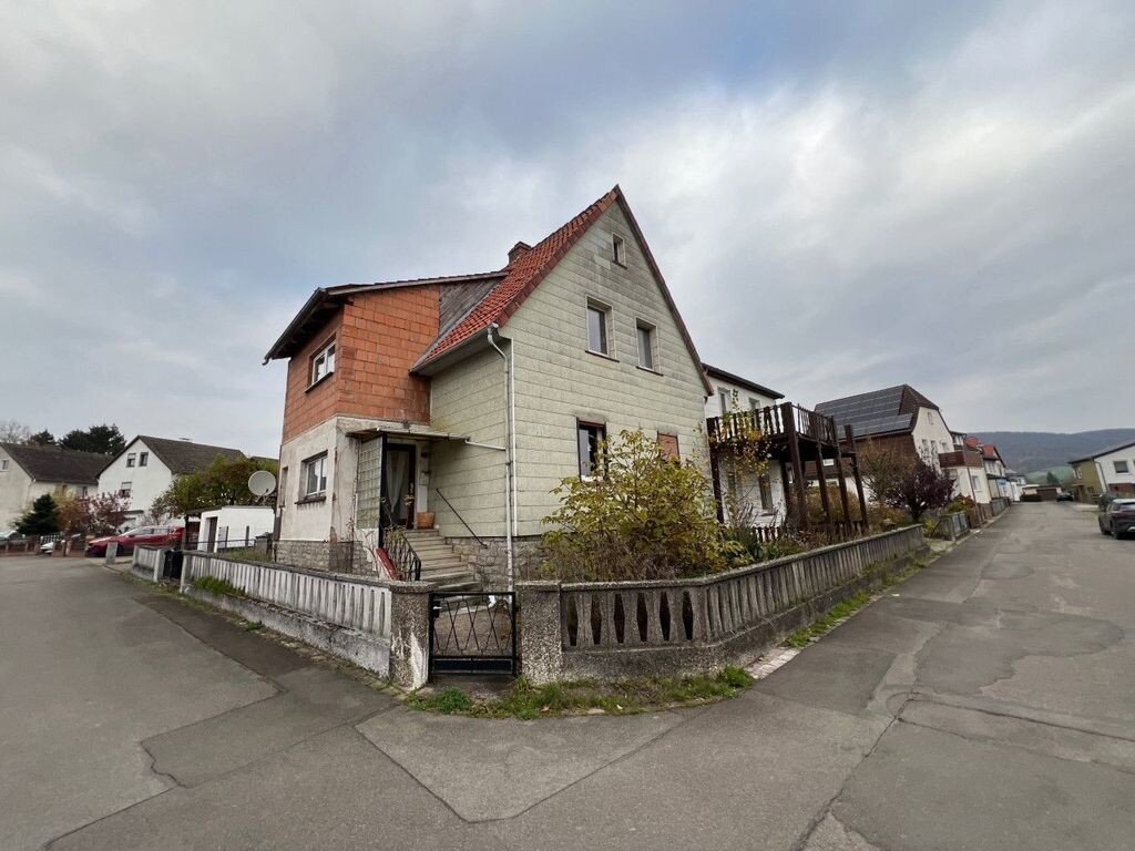 Mehrfamilienhaus zur Zwangsversteigerung 4 Zimmer 180 m²<br/>Wohnfläche 835 m²<br/>Grundstück ab sofort<br/>Verfügbarkeit Scharfoldendorf Eschershausen 37632