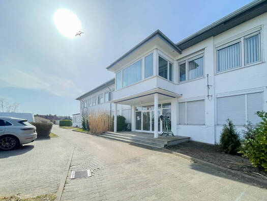 Lagerhalle zur Miete 5,90 € 1.500 m² Lagerfläche teilbar ab 300 m² Lübeck 23568