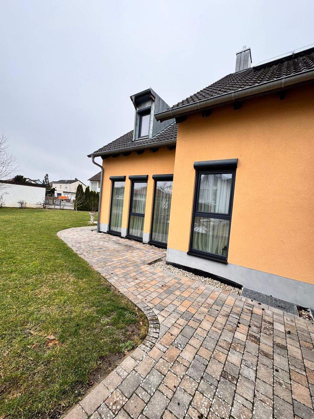 Immobilie in Adelsdorf - Exklusives Wohnen in  Adelsdorf– Luxus, Raum und Lebensqualität auf 300 m² - Bild 3