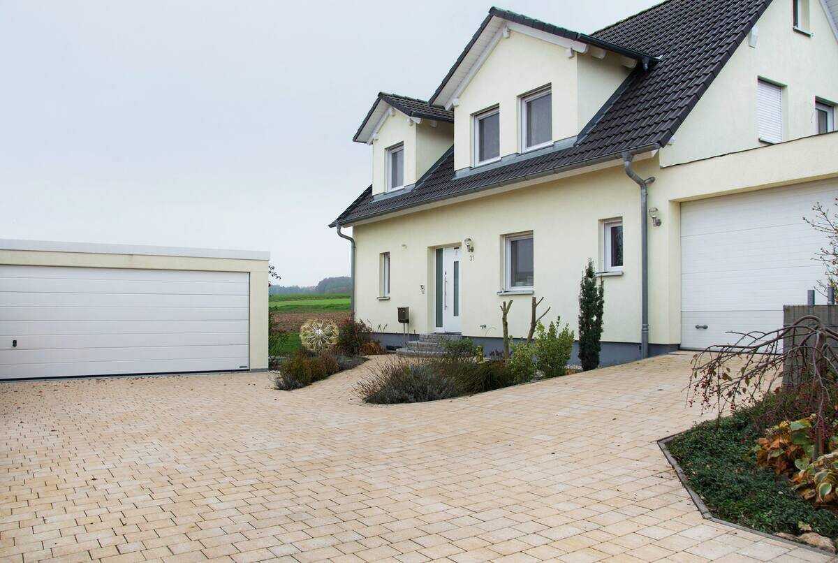 Immobilie in Heroldsbach - Modernes Einfamilienhaus mit Galerie, Kamin und drei Garagen in ruhiger Randlage - Bild 0