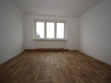 Wohnung zur Miete 318 € 3 Zimmer 57,8 m² 2. Geschoss frei ab sofort Bahnhofstraße 10 Reuth Reuth 08538