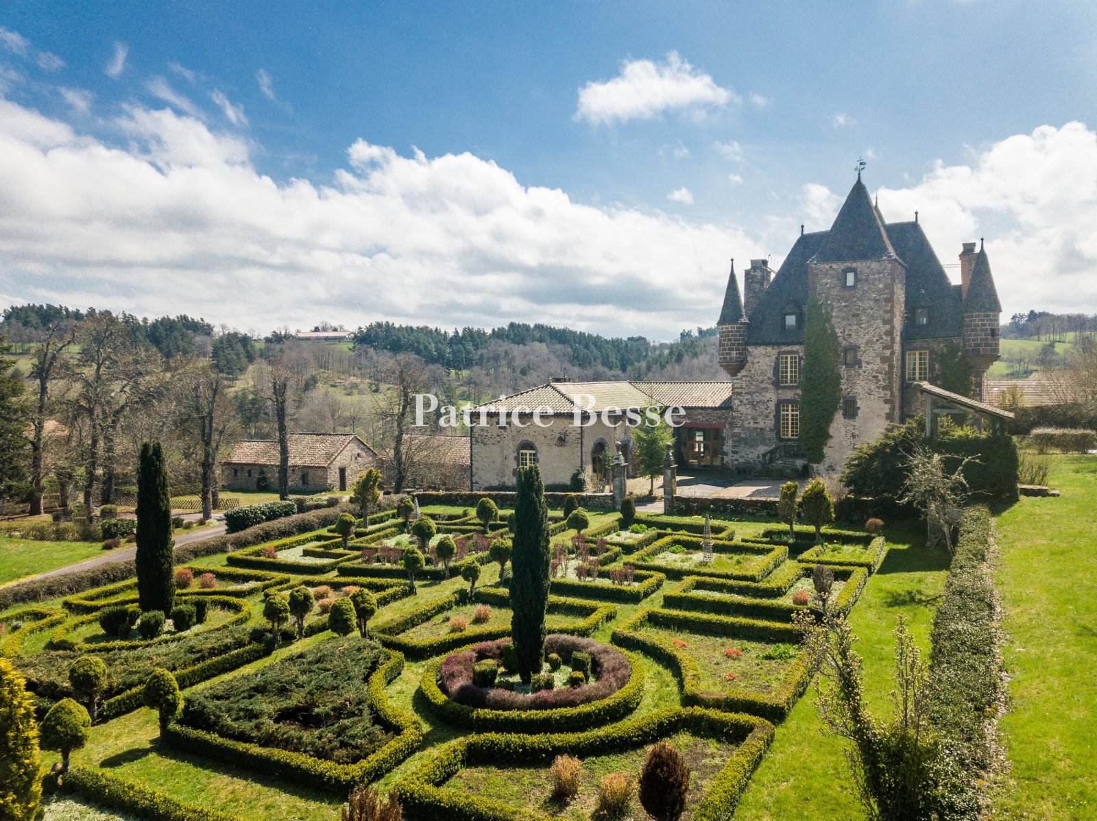 Schloss zum Kauf 680.000 € 20 Zimmer 781 m²<br/>Wohnfläche 54.073 m²<br/>Grundstück Saint-Flour 15100