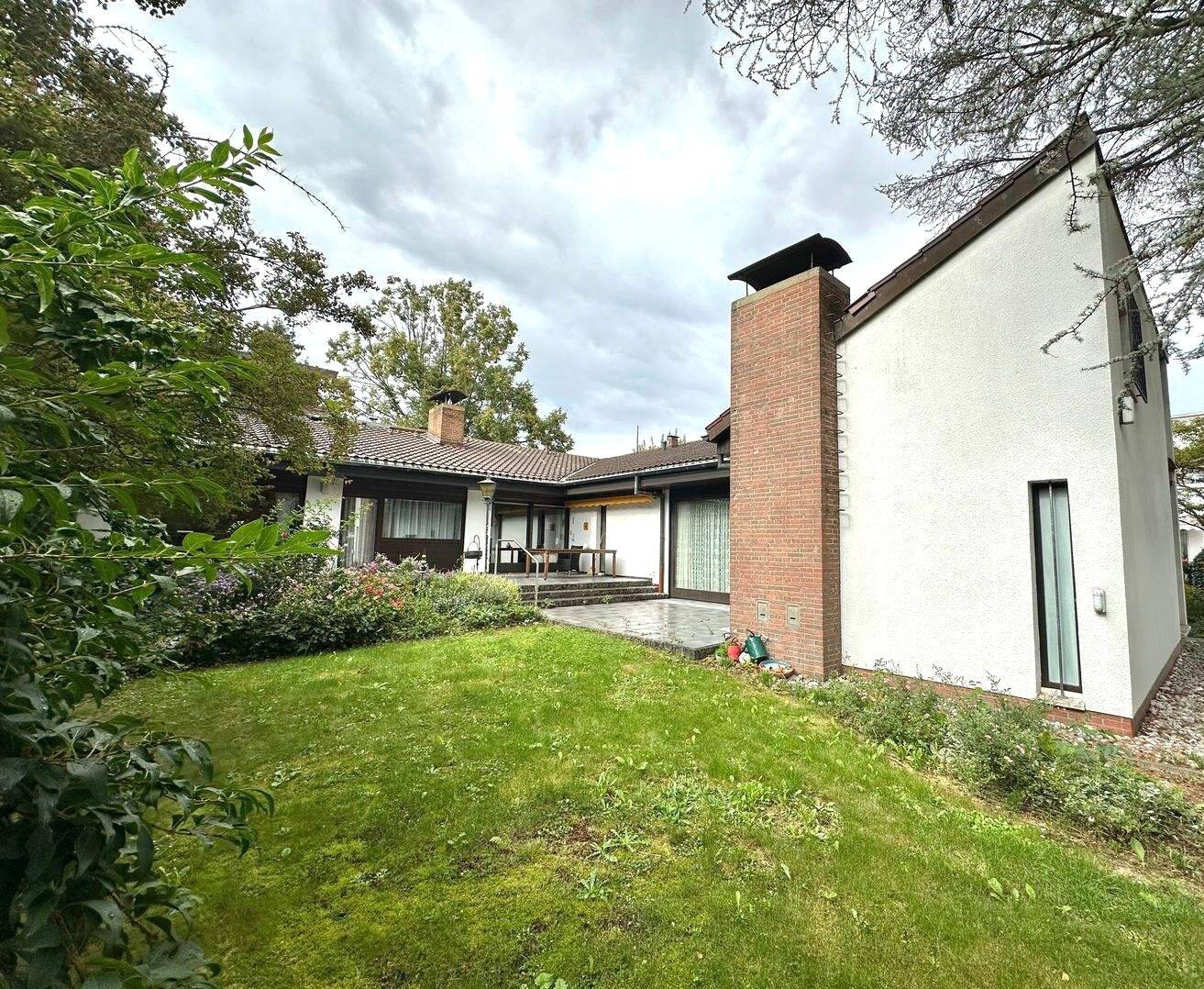 Immobilie in Hattersheim - Stilvoller, blickgeschützter Bungalow mit Einliegerwohnung in ruhiger Lage von Hattersheim am Main - Bild 0