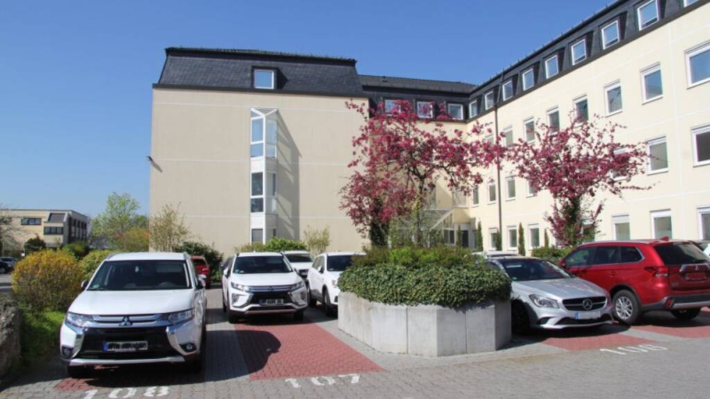 Medizinisches Gebäude zur Miete provisionsfrei 2.096 € 8 Zimmer 322,4 m² Bürofläche teilbar ab 100 m² Keramag Flörsheim 65439