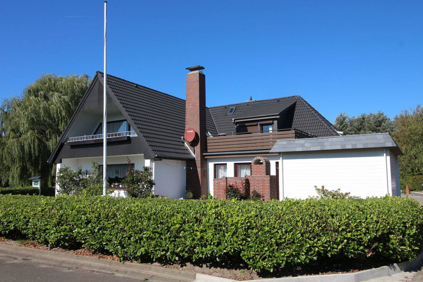 Immobilie in Westerdeichstrich - Gepflegtes großes Ferienhaus mit Einliegerwohnung und 3 Appartments  - Bild 1