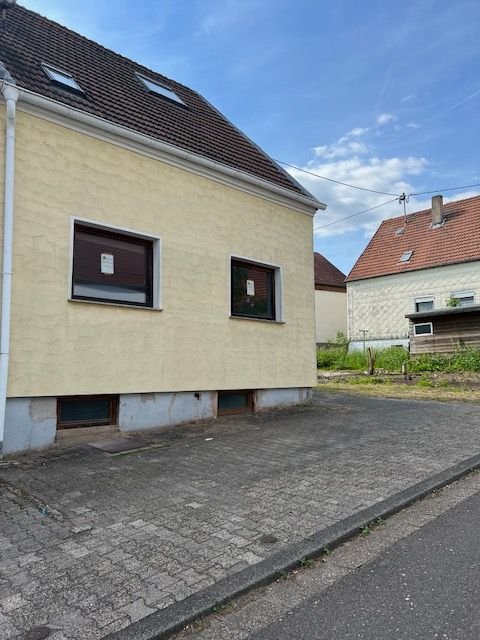 Doppelhaushälfte zum Kauf 110.000 € 3,5 Zimmer 117 m²<br/>Wohnfläche 350 m²<br/>Grundstück ab sofort<br/>Verfügbarkeit Merchweiler Merchweiler 66589