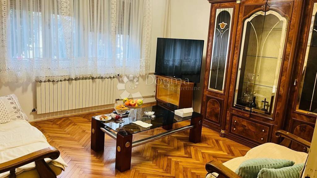 Haus zur Miete 2.700 € 7 Zimmer 250 m² Retkovec