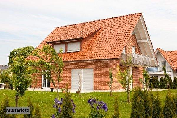 Immobilie in Oppenweiler - Viel Platz für Familie & Fahrzeuge: Zweifamilienhaus mit Doppelgarage und Doppelcarport - Bild 0