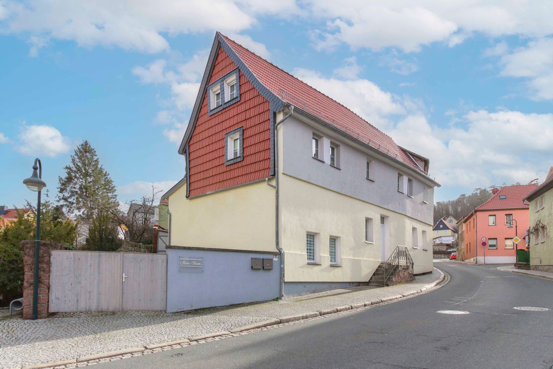 Mehrfamilienhaus zum Kauf 249.000 € 8 Zimmer 195,9 m²<br/>Wohnfläche 374,3 m²<br/>Grundstück Gernrode Quedlinburg 06507