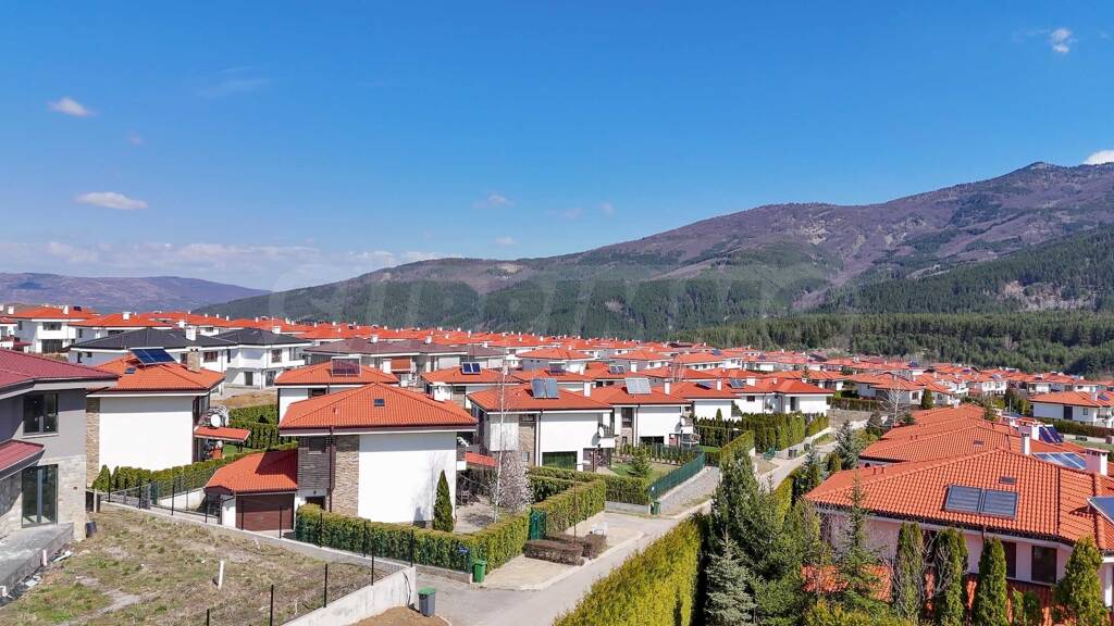 Reihenmittelhaus zum Kauf 400.000 € 6 Zimmer 200 m² Vladaya