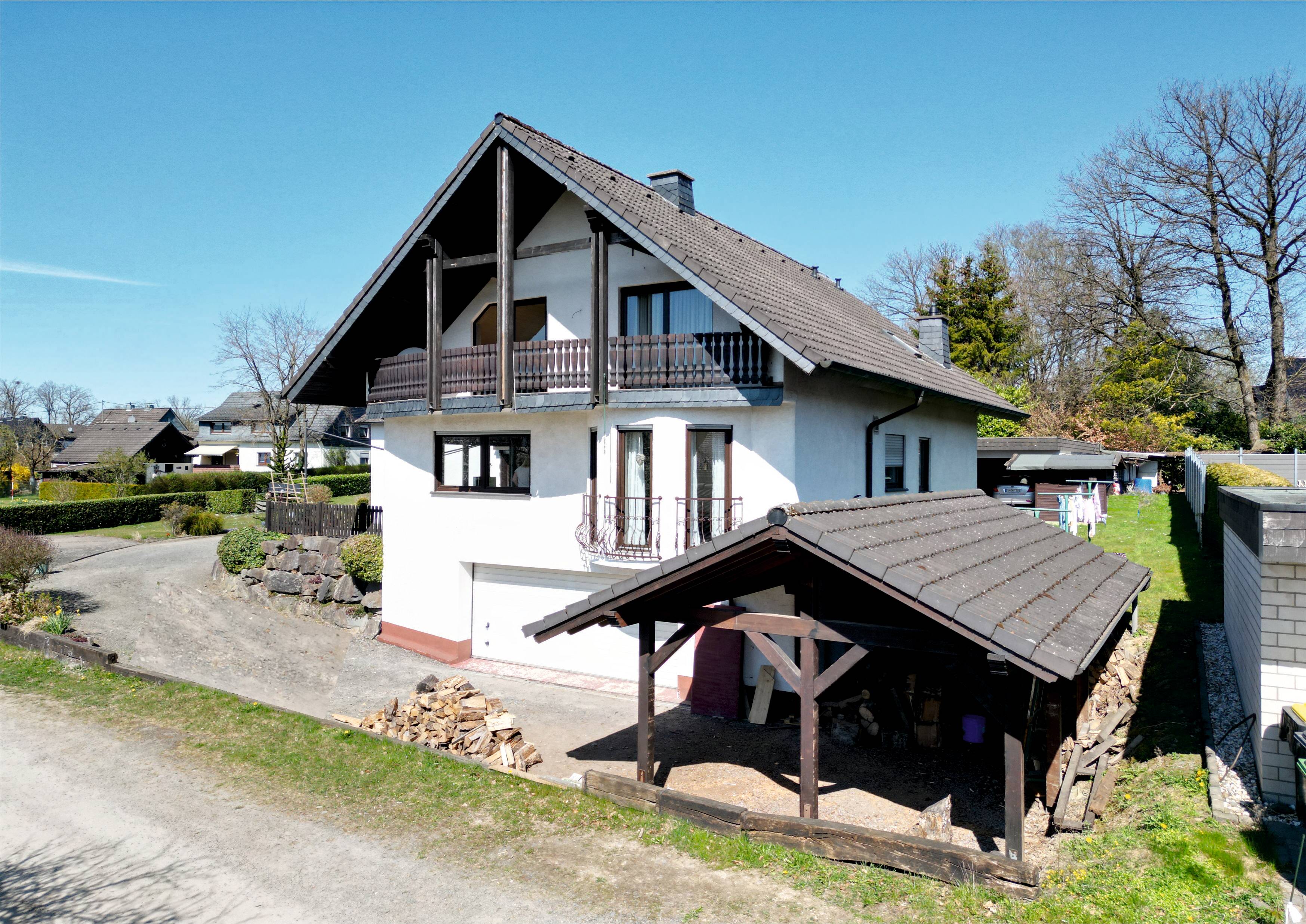 Immobilie in Reichshof - Charmantes Einfamilienhaus als Alternative zur Eigentumswohnung – mit Garten, Doppelgarage und großem Carport - Bild 0