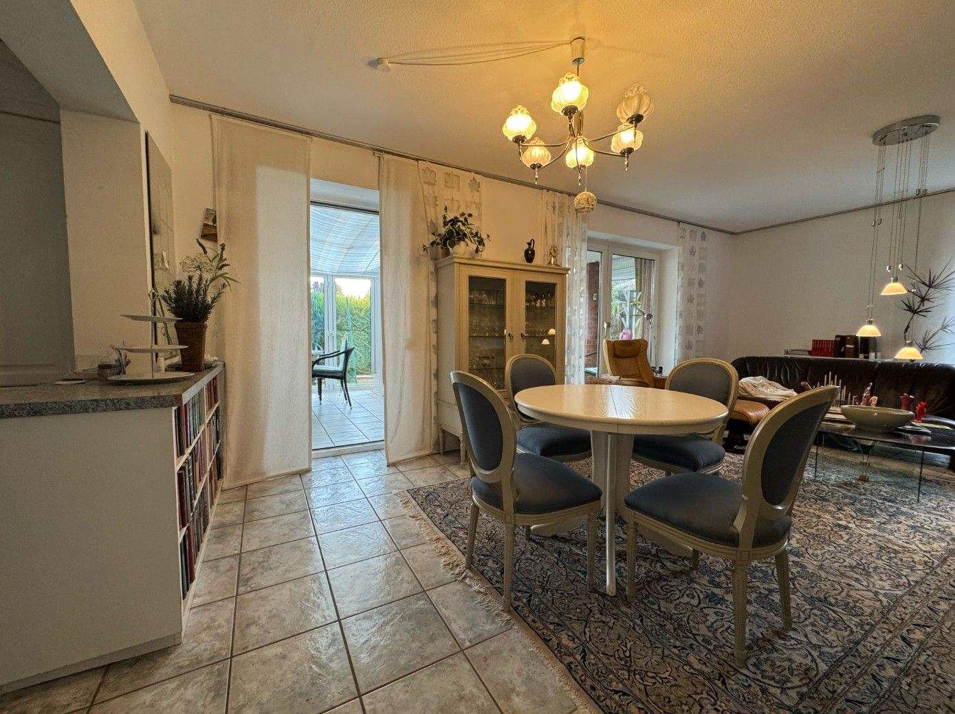 Immobilie in Bad Bramstedt - Exklusive Erdgeschosswohnung mit Wintergarten, großem  Garten, 3,5 Zimmern und privatem Zugang – Ihr perfektes 104-m²-Wohlfühlzuhause in Bad Bramstedt - Bild 2