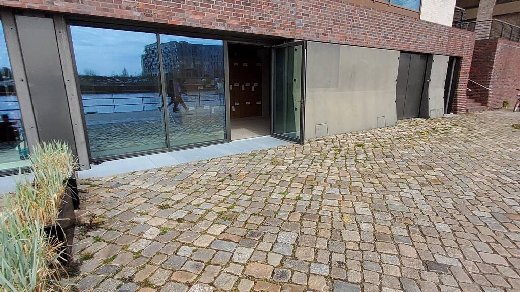 142,96 qm Gewerbefläche in der Hafencity - Versmannkai - Kaipromenade für gastronomische Zwecke oder Fahrradverleih...