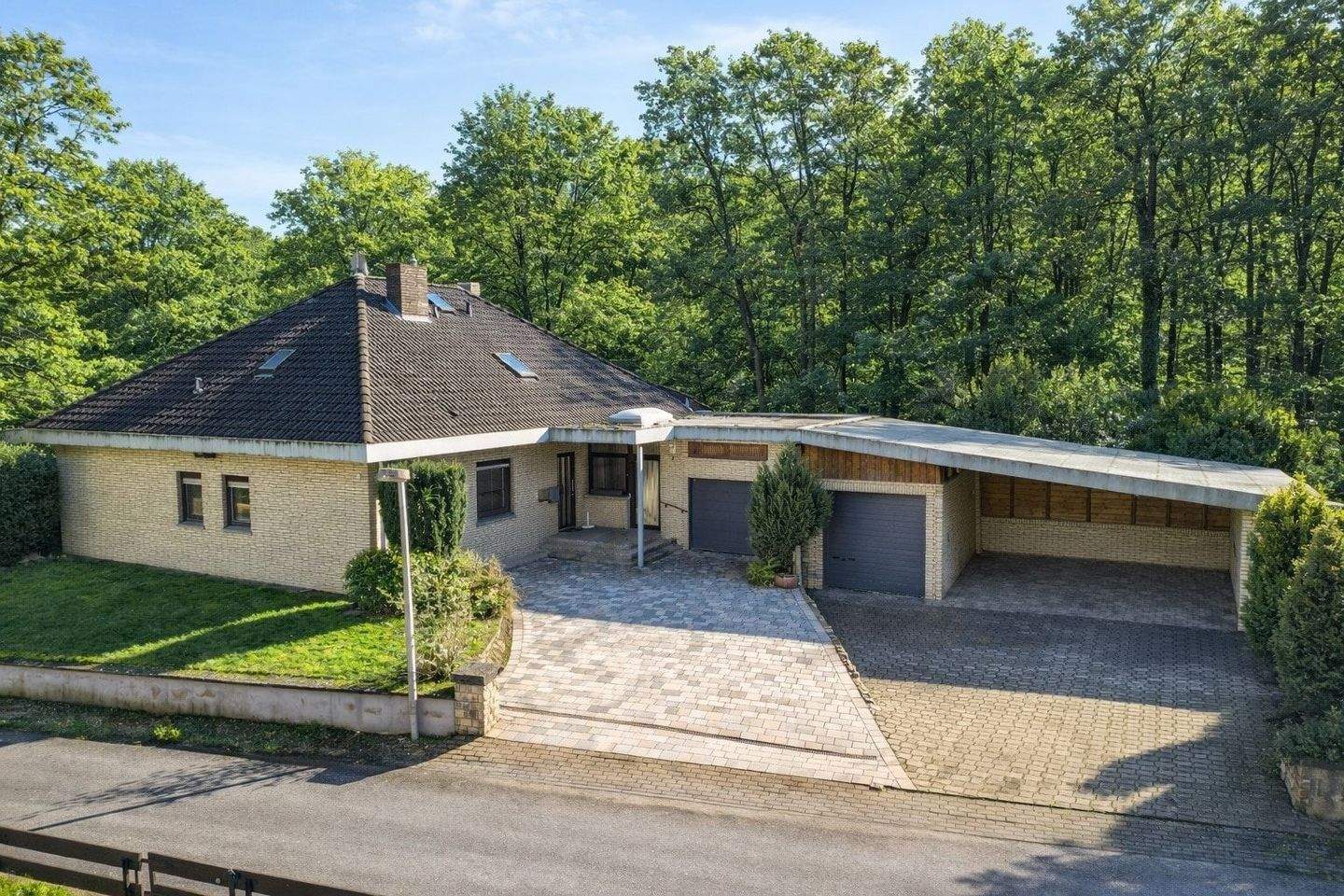 Immobilie in Hessisch Oldendorf - Idyllisch wohnen am Waldrand - viel Platz und Natur direkt vor der Tür - Bild 0