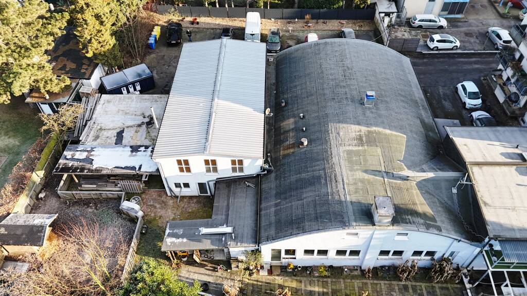 Beheizte, autobahnnahe Hallen m. Büros u Zweifamilienhaus sowie Parkraum!